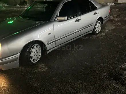 Mercedes-Benz E 240 1998 года за 3 600 000 тг. в Астана – фото 4