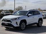 Toyota RAV4 2021 года за 15 700 000 тг. в Актобе