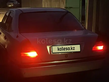 Mercedes-Benz C 200 1994 года за 1 400 000 тг. в Семей – фото 4