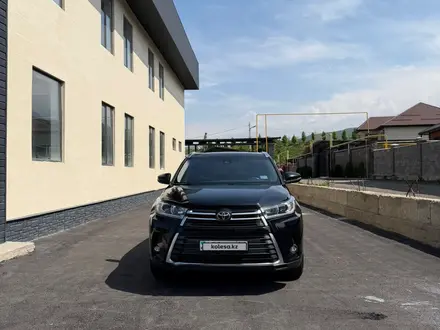 Toyota Highlander 2019 года за 16 000 000 тг. в Алматы