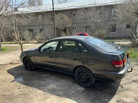 Toyota Carina E 1995 года за 1 500 000 тг. в Алматы – фото 2