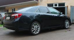 Toyota Camry 2014 годаүшін9 800 000 тг. в Актобе – фото 2