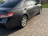 Toyota Camry 2011 года за 7 500 000 тг. в Уральск – фото 2