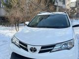 Toyota RAV4 2015 года за 10 300 000 тг. в Актобе – фото 4