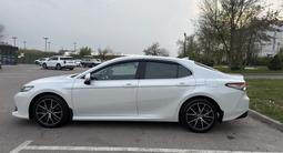 Toyota Camry 2020 года за 12 800 000 тг. в Шымкент – фото 3