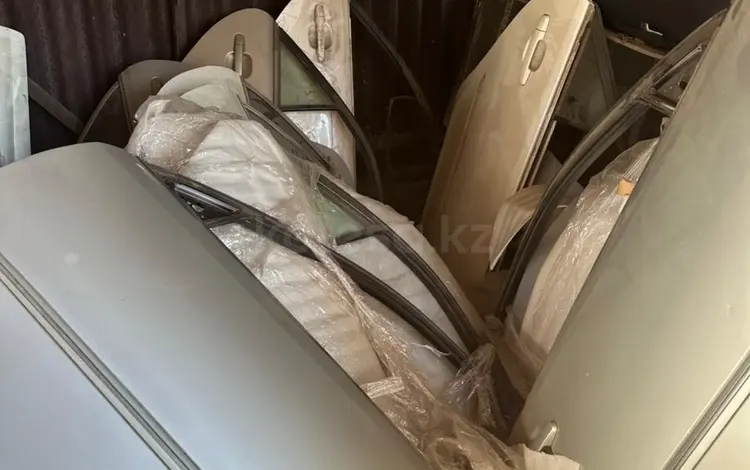 Двери Toyota Lexus Camry RX GS RAV4 Prius Estima Alphard за 1 000 тг. в Алматы
