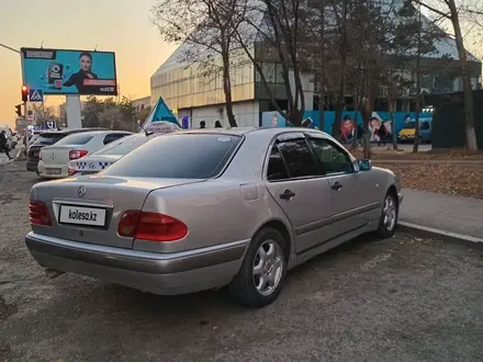 Mercedes-Benz E 240 1998 года за 2 350 000 тг. в Караганда – фото 4