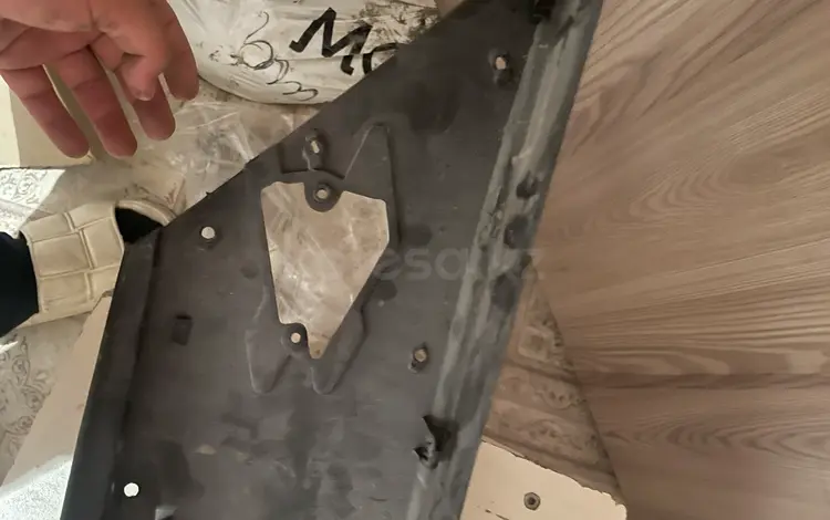 Накладка бампера lexus es парктроников f sport за 28 000 тг. в Астана