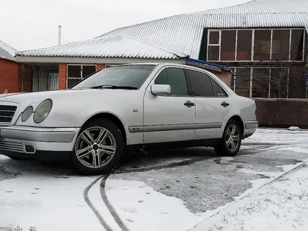 Mercedes-Benz E 200 1996 года за 2 400 000 тг. в Петропавловск