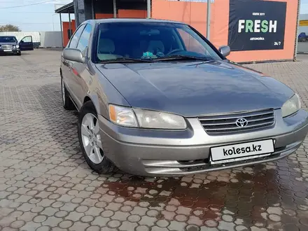 Toyota Camry 1997 года за 3 600 000 тг. в Уральск – фото 2