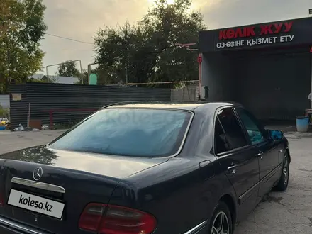 Mercedes-Benz E 320 1996 года за 2 600 000 тг. в Алматы – фото 3