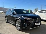 Toyota RAV4 2022 года за 20 500 000 тг. в Атырау – фото 2