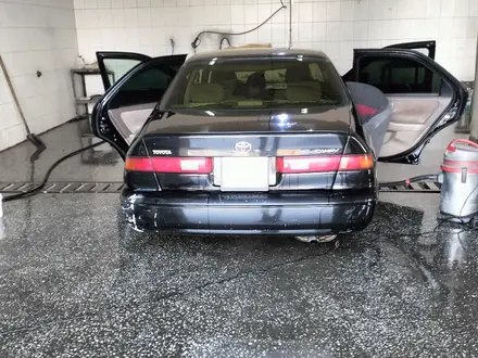 Toyota Camry 1998 года за 3 000 000 тг. в Алматы – фото 17