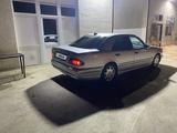 Mercedes-Benz E 280 1997 года за 3 500 000 тг. в Жанаозен – фото 2