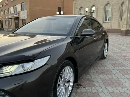 Toyota Camry 2019 года за 13 200 000 тг. в Атырау – фото 2