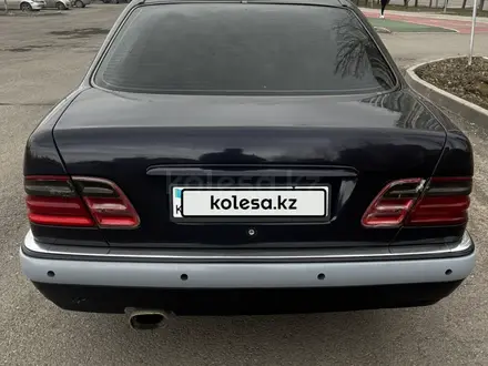 Mercedes-Benz E 320 1999 года за 2 800 000 тг. в Астана – фото 4