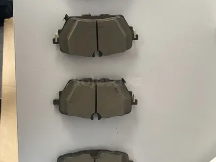 Оригинальный комплект задних тормозных колодок LI за 1 000 тг. в Караганда