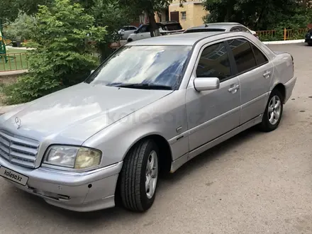 Mercedes-Benz C 200 1998 года за 1 500 000 тг. в Астана – фото 2