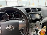 Toyota Highlander 2013 года за 8 000 000 тг. в Атырау – фото 4