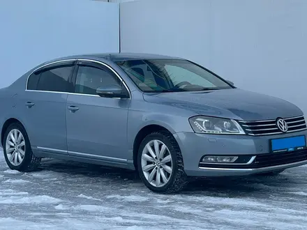 Volkswagen Passat 2012 года за 3 960 000 тг. в Уральск – фото 3