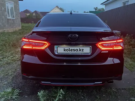 Toyota Camry 2020 года за 13 500 000 тг. в Уральск – фото 4
