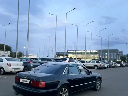 Audi A8 1998 года за 2 400 000 тг. в Уральск – фото 2