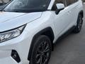 Toyota RAV4 2023 года за 14 500 000 тг. в Актобе