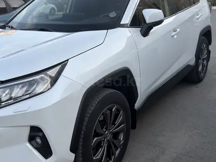Toyota RAV4 2023 года за 14 500 000 тг. в Актобе