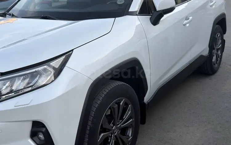 Toyota RAV4 2023 года за 14 500 000 тг. в Актобе