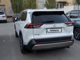Toyota RAV4 2023 годаүшін14 500 000 тг. в Актобе – фото 3