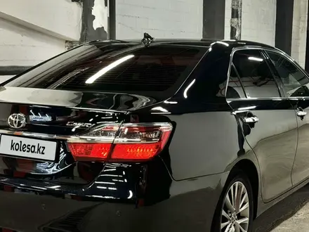 Toyota Camry 2017 года за 14 000 000 тг. в Актобе – фото 4