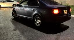 Volkswagen Jetta 2006 года за 2 400 000 тг. в Астана – фото 2