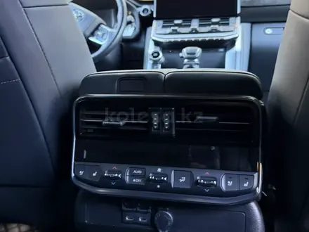 Toyota Land Cruiser 2023 года за 55 000 000 тг. в Астана – фото 18