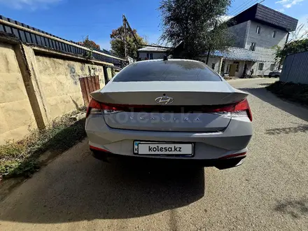 Hyundai Elantra 2022 года за 8 050 000 тг. в Алматы – фото 2