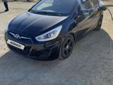 Hyundai Solaris 2013 года за 2 700 000 тг. в Атырау – фото 2