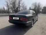 Mercedes-Benz E 230 1997 года за 2 100 000 тг. в Караганда – фото 2