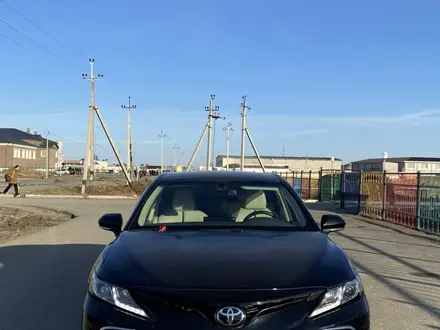 Toyota Camry 2023 года за 18 500 000 тг. в Атырау