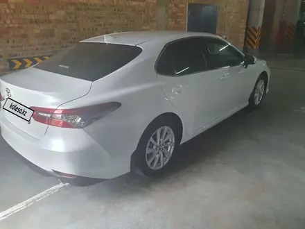 Toyota Camry 2023 года за 18 200 000 тг. в Атырау – фото 2