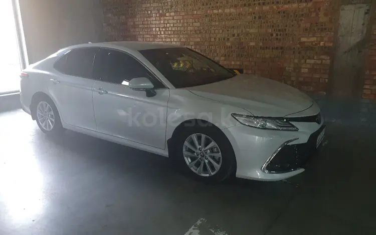 Toyota Camry 2023 года за 18 200 000 тг. в Атырау