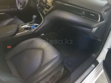 Toyota Camry 2023 года за 18 200 000 тг. в Атырау – фото 5
