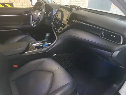 Toyota Camry 2023 года за 18 200 000 тг. в Атырау – фото 6