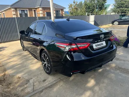 Toyota Camry 2018 года за 11 500 000 тг. в Уральск – фото 2