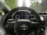 Toyota Camry 2018 года за 12 300 000 тг. в Алматы – фото 5