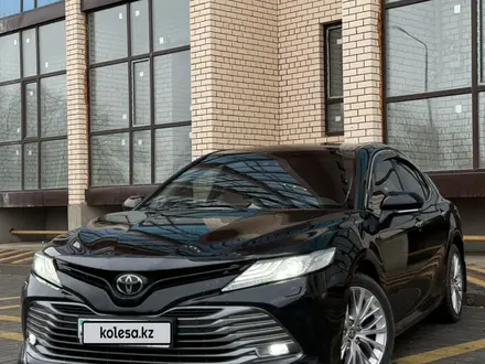 Toyota Camry 2021 года за 15 100 000 тг. в Уральск – фото 2