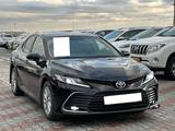 Toyota Camry 2021 года за 14 500 000 тг. в Актобе – фото 2