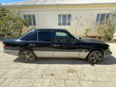 Mercedes-Benz E 300 1993 года за 1 400 000 тг. в Актау – фото 3