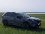 Toyota RAV4 2022 года за 17 200 000 тг. в Уральск