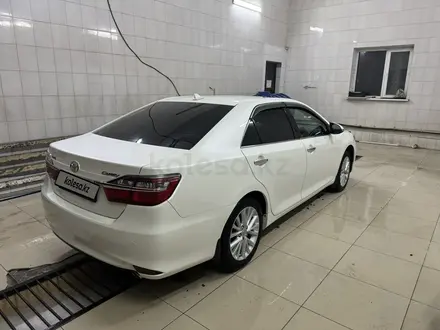 Toyota Camry 2015 года за 11 200 000 тг. в Атырау – фото 3