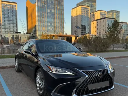 Lexus ES 250 2018 года за 25 000 000 тг. в Астана