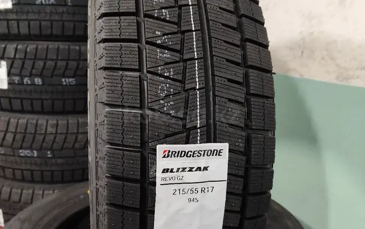 Bridgestone Blizzak 215-55-17 зимняя липучка за 40 000 тг. в Алматы